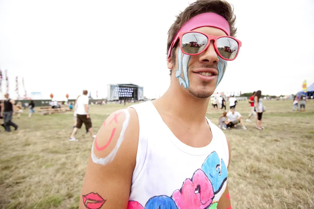 Festivalgoers and atmosphere at Global Gathering 2010